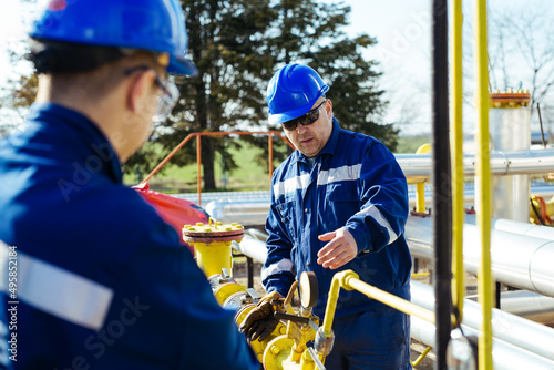 Fotografia, Obraz Male worker inspection visual pipeline oil and gas