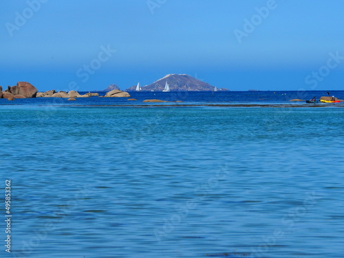 Ploumanach, vue sur l'archipel des sept iles photo