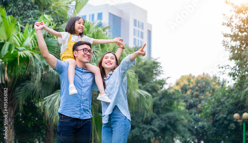Cuadro en lienzo Image of young Asian family playing together at park