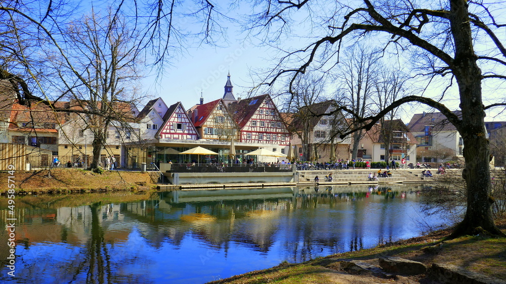 Stadt Nagold am Fluss Nagold gelegen mit Baum und Spiegelung der Häuser und der Kirche im Wasser Stadt Nagold am Fluss Nagold gelegen mit Baum und Spiegelung der Häuser und der Kirche im Wasser