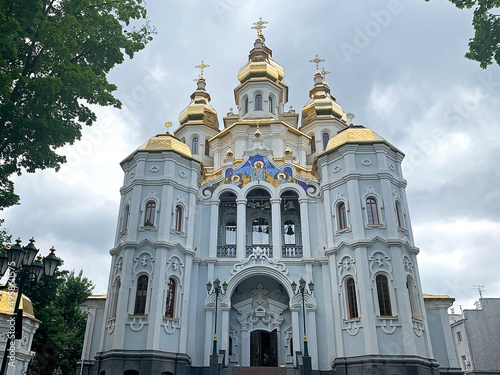 Φωτογραφία Church of the Holy Myrrh-Bearing Women in Kharkiv, Ukraine on a summer day
