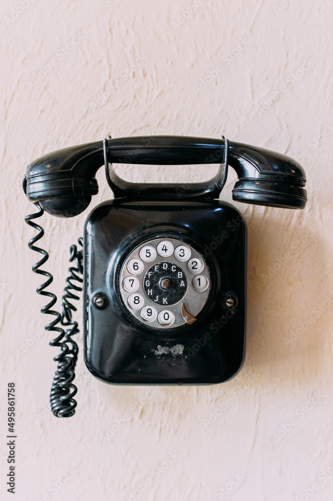 altes schwarzes Telefon mit Wahlscheide und Zifferblatt vertikal 