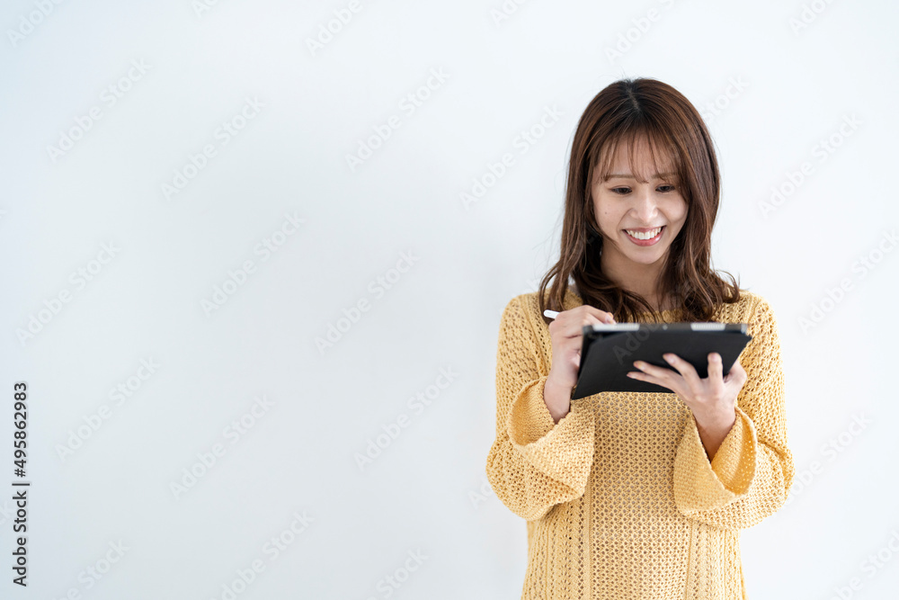 タブレットPCを使う女性 タブレットPCを使う女性