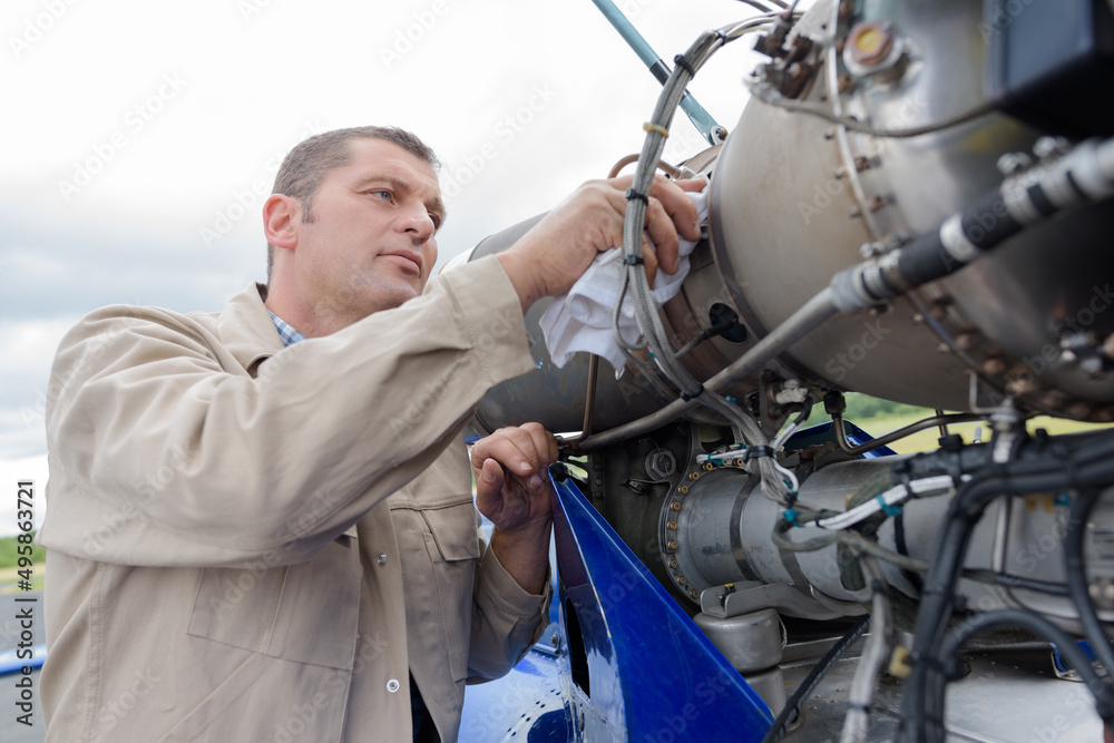 Obraz premium mechanic working on helicopter outdoors