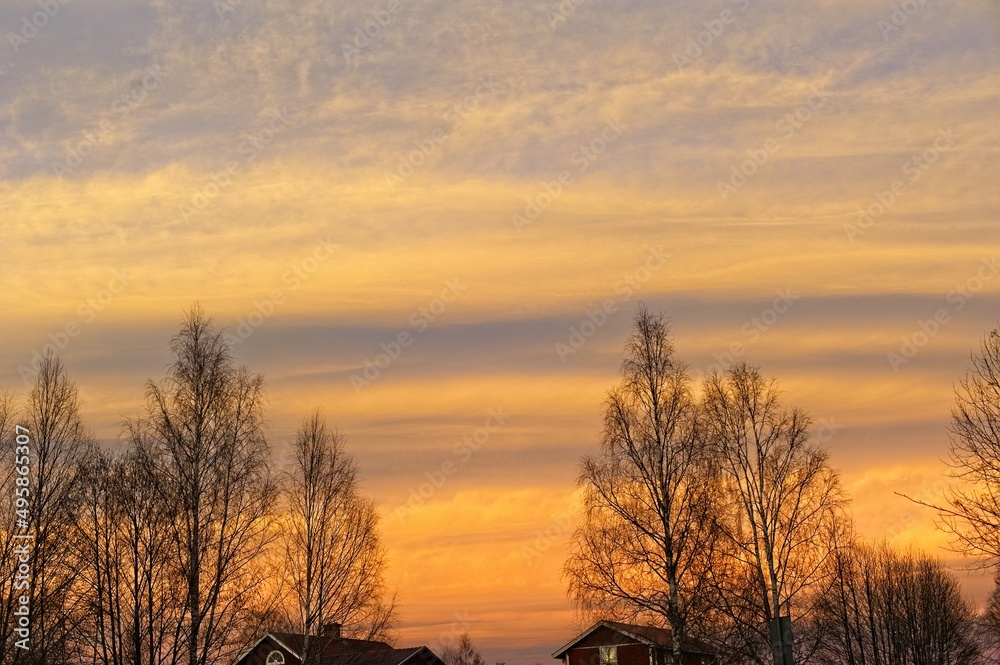 Obraz premium Colorful sunset with interesting cloud formations.