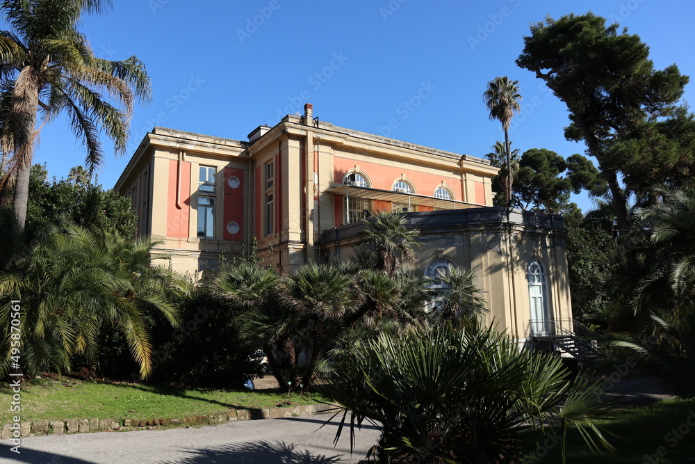 Napoli - Scorcio posteriore del Dipartimento di Biologia Vegetale nel Real Orto Botanico