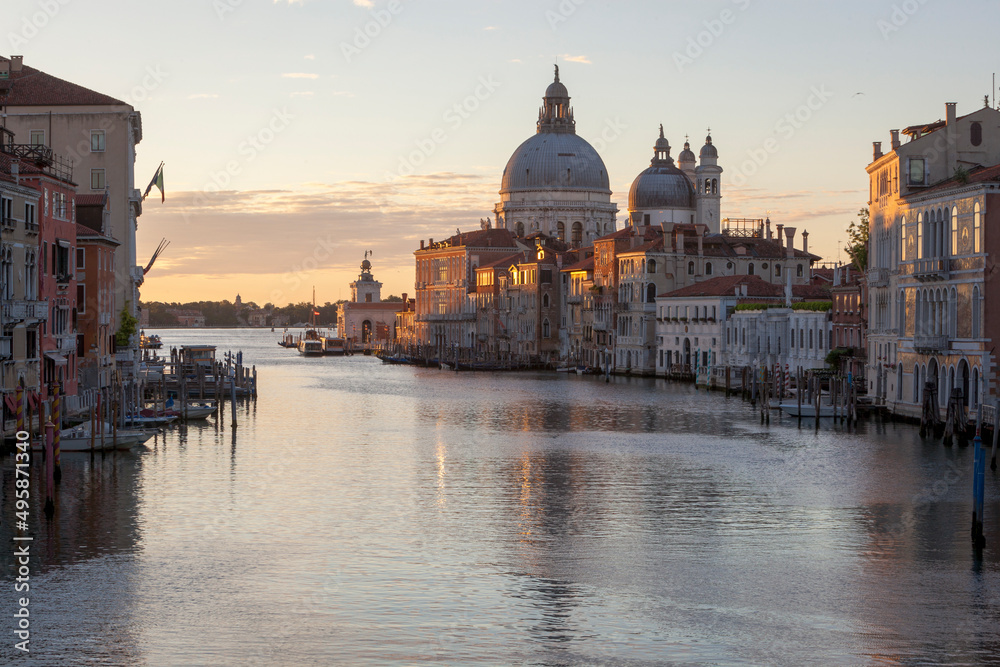 Venezia. Canal Grande all'alba verso la Salute e la Dogana