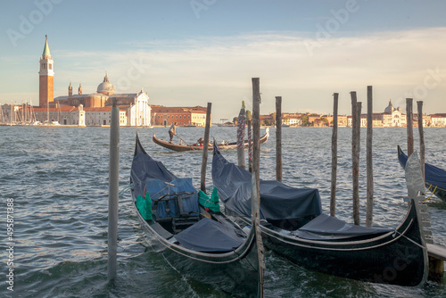 Venezia. Gondole ormeggiate al molo di Palazzo Ducale verso San Giorgio Maggiore
