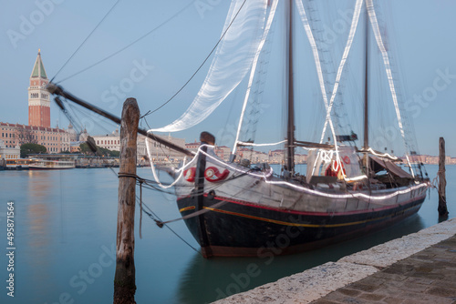 Venezia. Punta della Dogana. Barca trabaccolo Il Nuovo Trionfo, con decorazione natalizia in ormeggio, verso il campanile di San Marco