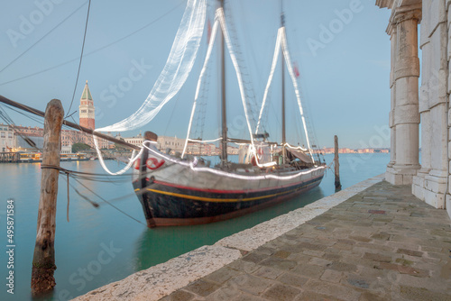 Venezia. Punta della Dogana. Barca trabaccolo Il Nuovo Trionfo, con decorazione natalizia in ormeggio, verso il campanile di San Marco