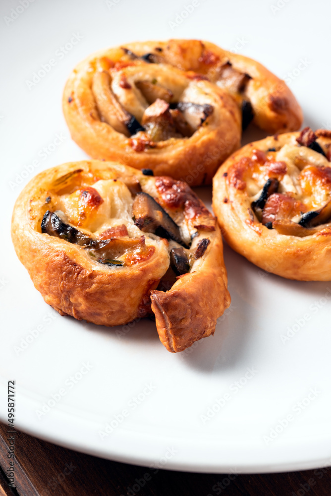 Girelle di pastafrolla al forno con guanciale, pecorino e funghi, antipasti italiani Girelle di pastafrolla al forno con guanciale, pecorino e funghi, antipasti italiani