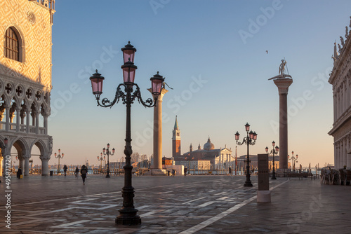 Venezia. Piazzetta di San Marco con le Colonne di Marco e Todaro verso l' isola di San Giorgio Maggiore © Guido