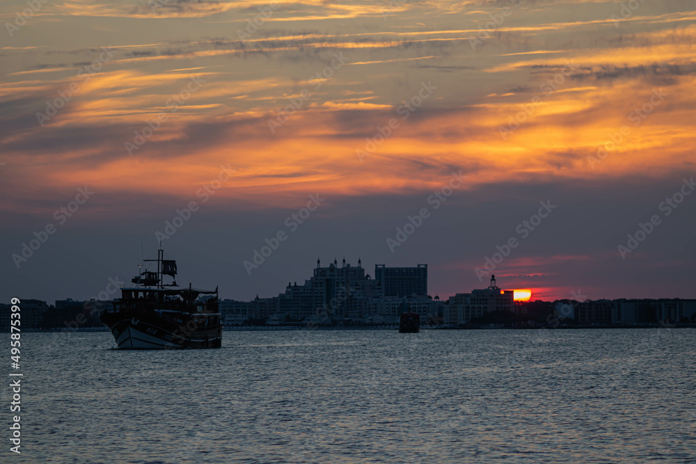 Obraz premium ship at sunset