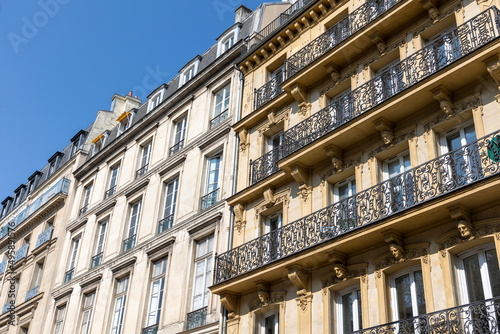 immobilier à paris : façade de bâtiment hausmanien à paris