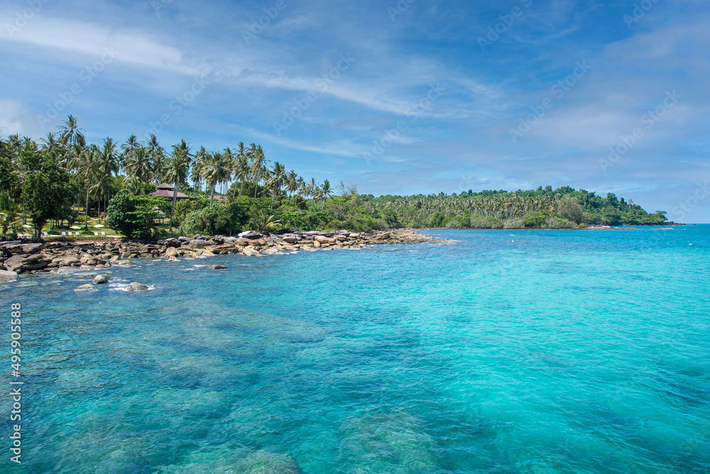 Fototapeta premium Tropical sea beach in summer vacation