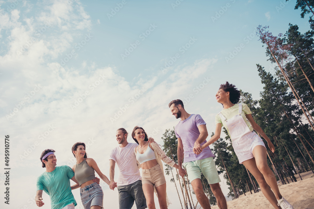 Photo of adorable carefree young six friends wear casual clothes smiling holding arms walking communicating outside countryside Photo of adorable carefree young six friends wear casual clothes smiling holding arms walking communicating outside countryside