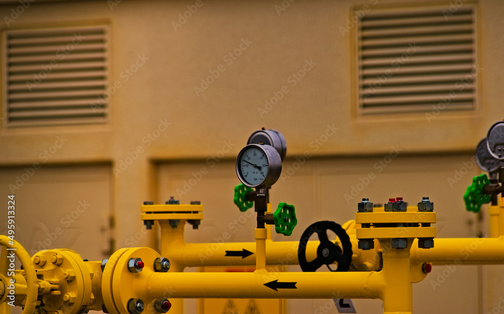 Przemysł gazowy , przepompownia gazu ziemnego ( metan) , żółte rury , zawory pokrętła i manometry . - obrazy, fototapety, plakaty 