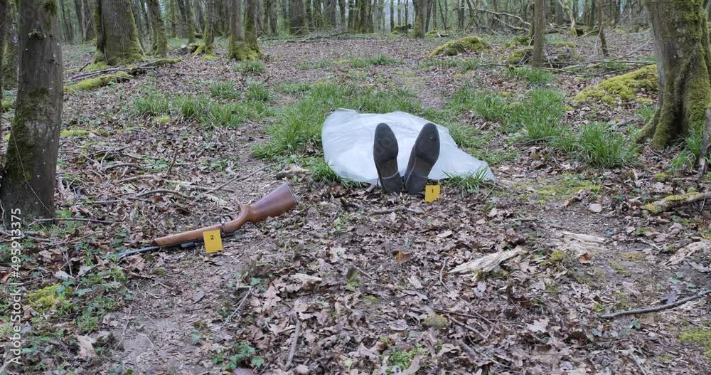 cadavre d'un homme dans une forêt
