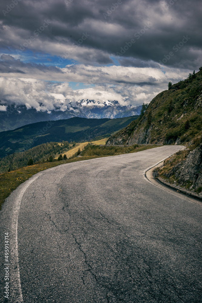 Naklejka premium road to the mountains