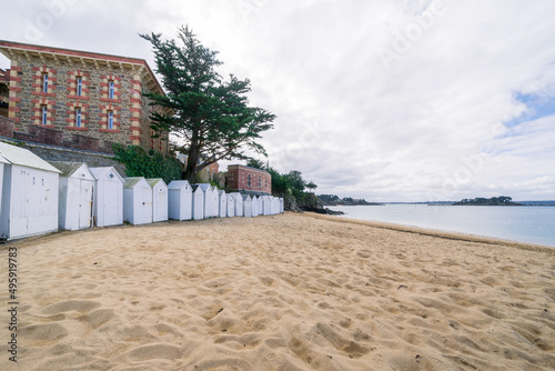 Plage de la Salinette et ses cabines de bains blanches  Ch  teau de Nessay Saint-Briac Sur Mer  C  te d Emeraude  Ille-et-Vilaine  Bretagne