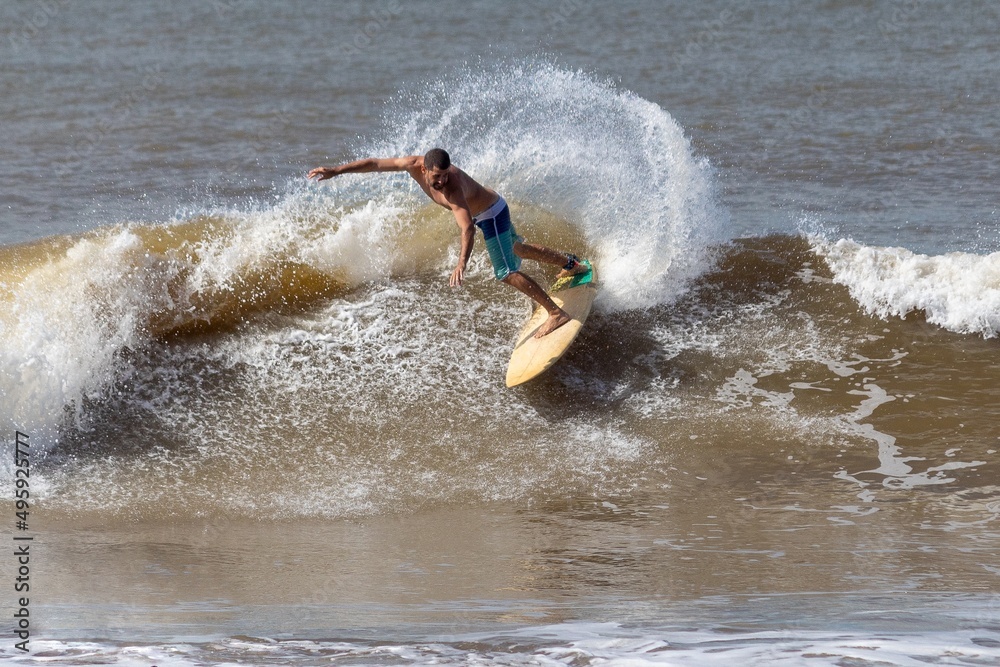 surfista fazendo manobras nas ondas brasileiras. surfista fazendo manobras nas ondas brasileiras.