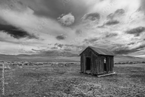 Фотография Old abandoned cabin on public land in the high desert of Lassen County, California, USA (monochrome)