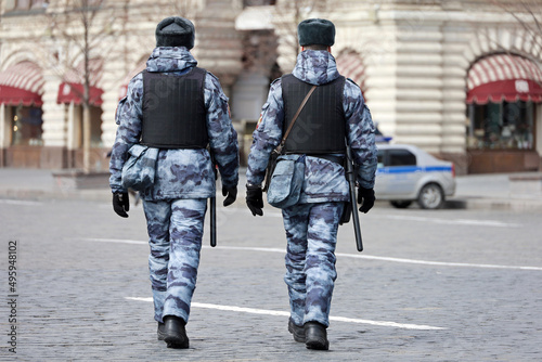 Fototapeta Naklejka Na Ścianę i Meble -  Russian military forces of National Guard in bulletproof vests patrol the Red square in Moscow