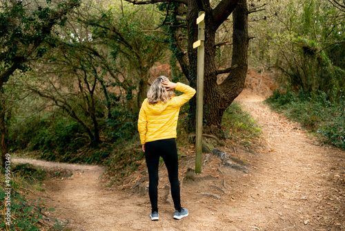 Φωτογραφία A woman at a crossroads wonders which direction to take