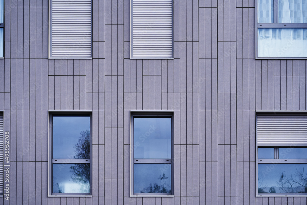 Fragmento de fachada con ventanas arquitectura y limpieza de líneas con reflejos del cielo en un día gris Fragmento de fachada con ventanas arquitectura y limpieza de líneas con reflejos del cielo en un día gris
