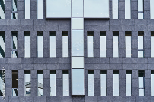 Fachada de edifico de vidrio y cemento en arquitectura contemporánea y moderna en Barcelona