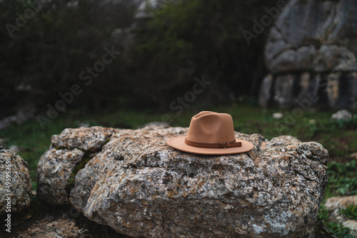 Sombrero de ala corta sobre roca en entorno natural