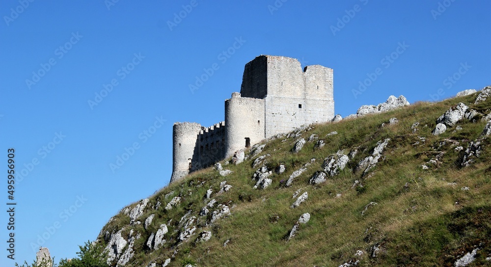 Ruinas de un castillo medieval en el centro de Italia. Rocca Calascio, Abruzzo