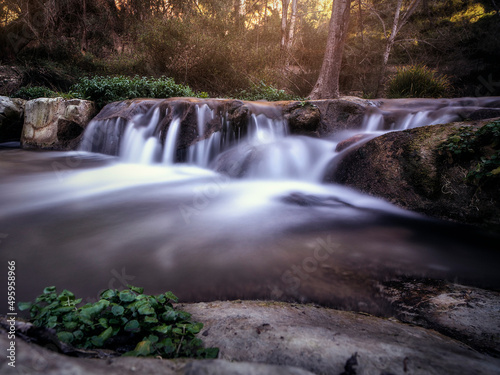 Paisaje de larga exposicion con una cascada en el pozo claro de Onteniente