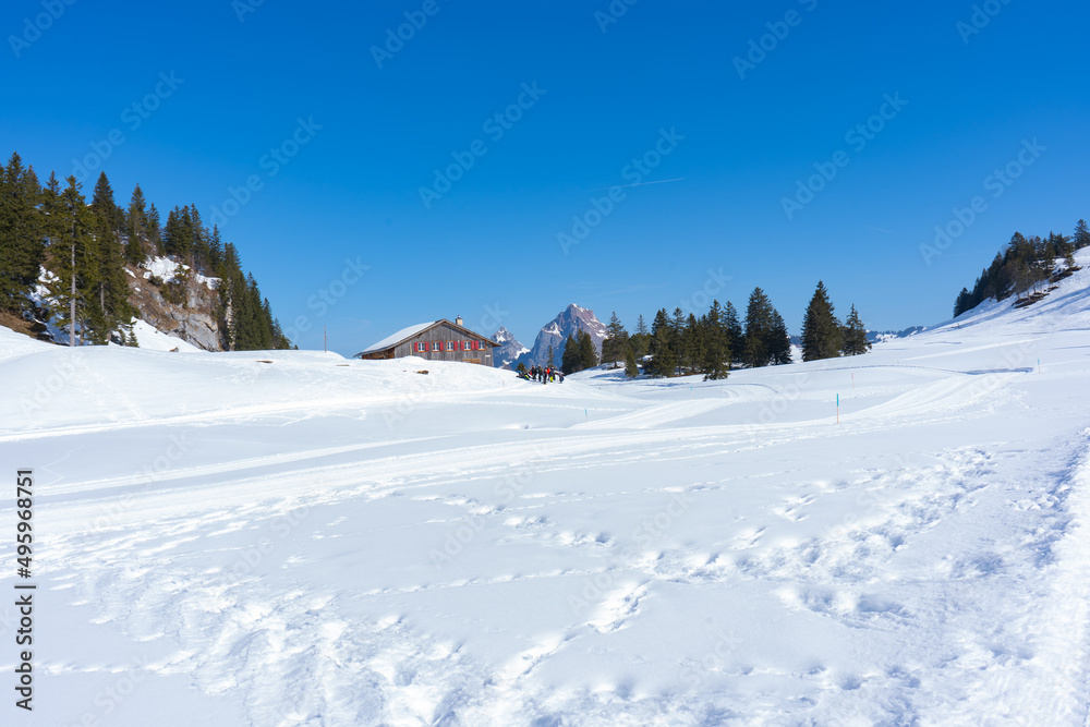 lumserberg: Skiers, snowboarders, carvers, families all enjoy their time on the ski runs of winter sports resort located directly above Lake Walen. 65 km of perfectly groomed slopes invite you.