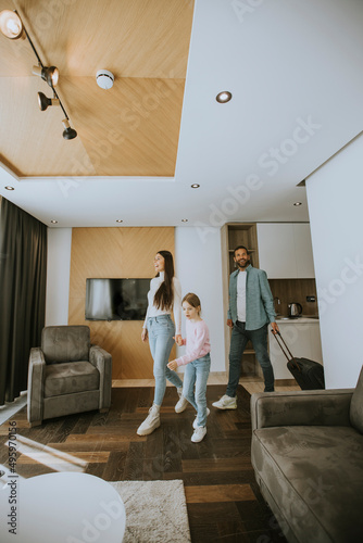 Young family arrive into ho...