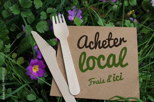 Acheter local, produits locaux, mangez bio, fourchette et couteau dans la prairie, message kraft photo