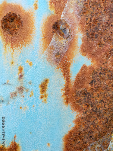 Superficie de textura metálica oxidada, fondo con marcas de tornillos oxidados en formato vertical. Superficie de hierro metálico,  óxido de hierro antiguo con pintura azul celeste