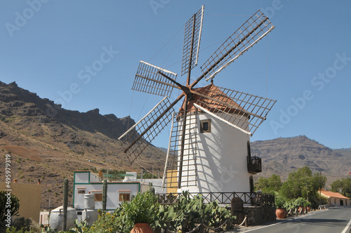 Molino de viento en el pueblo de Mogán de la isla de Gran Canaria