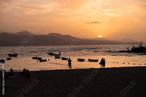 Barcas y atardecer en la playa de Las Canteras de la ciudad de Las Palmas de Gran Canaria