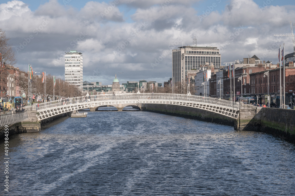 Die Ha'Penny Bridge ist wohl eines der bedeutendsten Wahrzeichen Dublins. Sie überspannt den Fluss Liffey und verbindet den alten Stadtteil Temple Bar