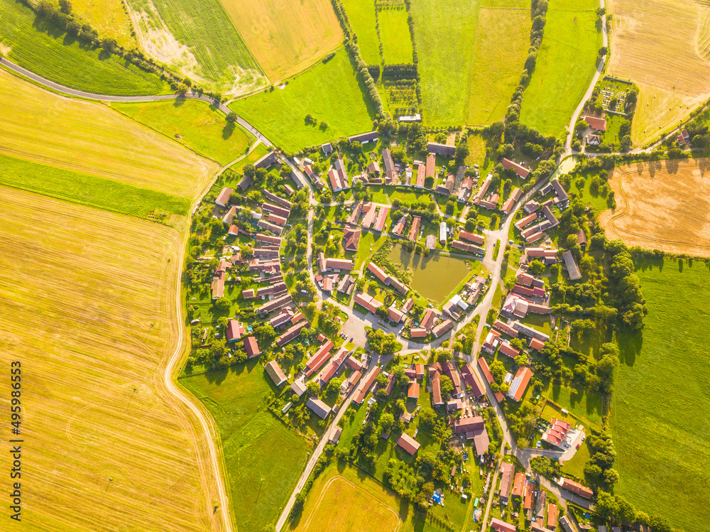 Foto de Aerial view of beautiful village in summer countryside. Old