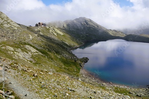 Vue sur le Lago Grande di viso et refuge Quintino Sella, Alpes Italie