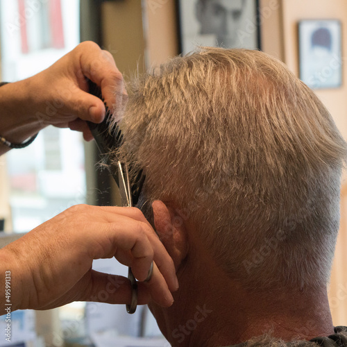 Coupe de cheveux homme chez le coiffeur photo