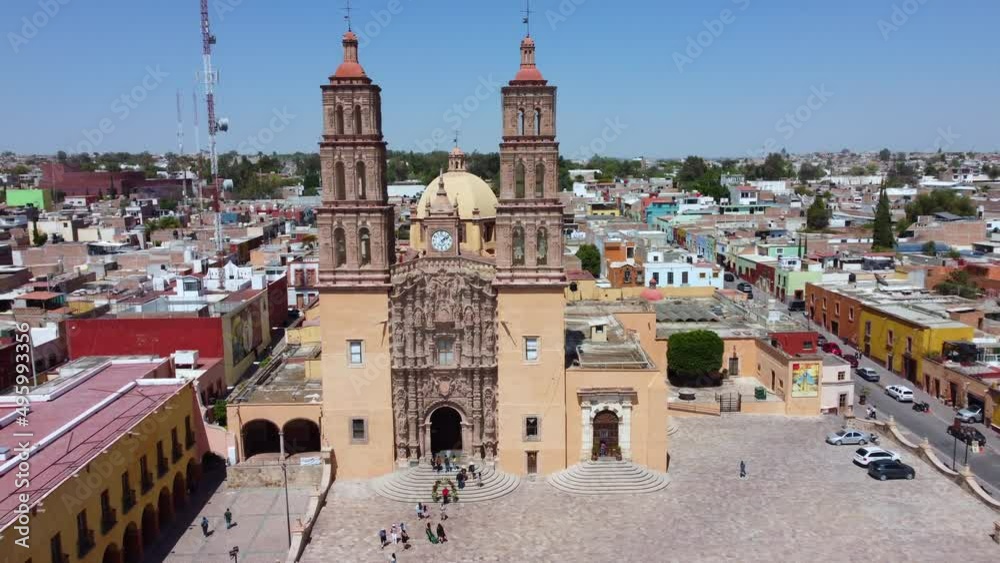 Vuelo con dron sobre la iglesia de Dolores Hidalgo, Guanajuato, Mexico.