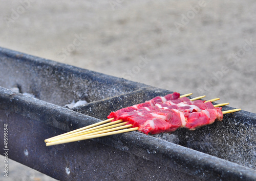 Arrosticini abruzzesi piatto tipico spiedini di carne alla brace. grigliata tra amici. brace accesa photo