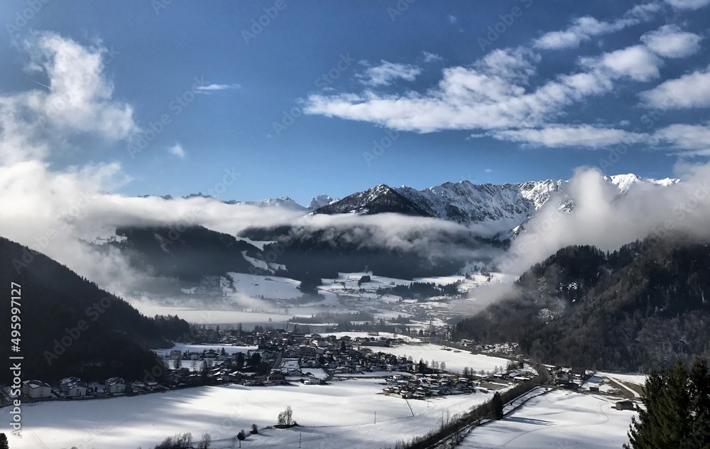 Blick auf das winterliche Walchsee mit Wolken, Alpen, Tirol, Österreich