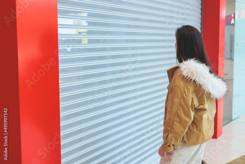 Obraz na plátně Stores show case in shopping mall closed due to sanctions, boycott and embargo,