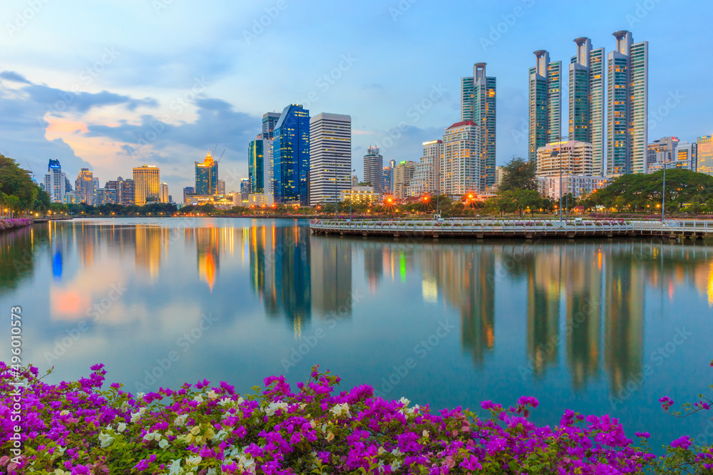 Obraz premium Benchakitti Park at twilight time in Bangkok, park in the center of the capital of Thailand