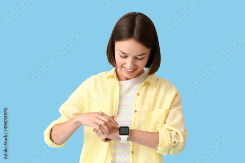 Young woman with smartwatch...