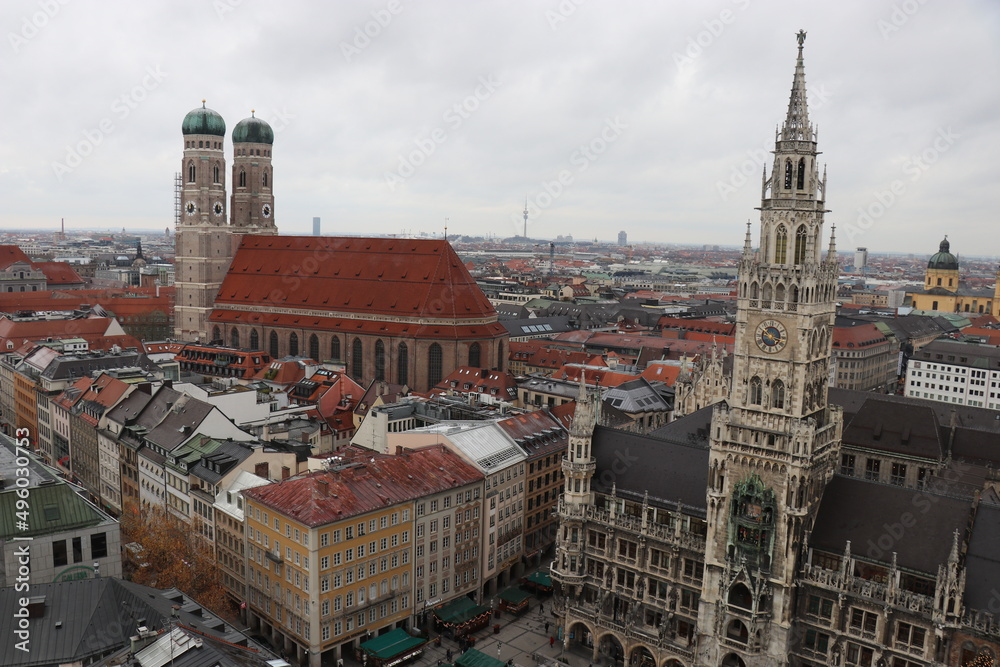 Fototapeta premium 聖ペーター教会から眺めるミュンヘンの旧市庁舎とクリスマスマーケット